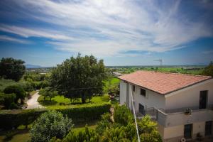 - une vue sur une maison avec un jardin et un champ dans l'établissement Residenza Giancesare Family Apartments, à Paestum