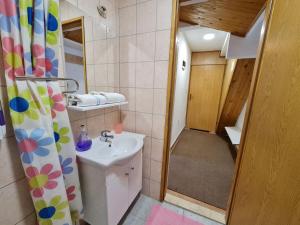 Apartments Mountain Joy tesisinde bir banyo