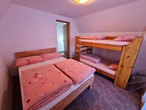 um quarto com 2 beliches e um espelho em Apartments Mountain Joy em Travnik