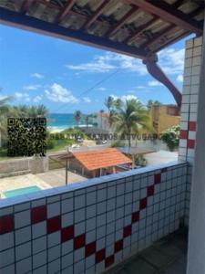 - une salle de bains avec vue sur la plage et l'océan dans l'établissement CASA DE PRAIA AV BEIRA MAR, à Cabo de Santo Agostinho