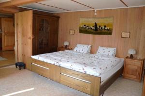 - une chambre avec un grand lit dans l'établissement Bauernhof Gerber - b48308, à Signau