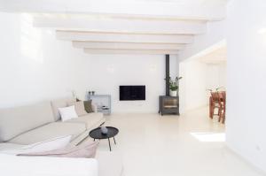 ファレリエスにあるCasa Lluminosa, fabulosa y moderna casa de pueblo by Sonne Villasの白いリビングルーム(白いソファ、テーブル付)