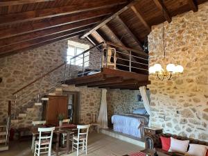 une chambre avec un escalier et un lit dans une pièce dans l'établissement Paradise cottage, à Vinišće