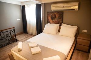 - une chambre avec un grand lit et 2 serviettes dans l'établissement The Hera Hotels, à Istanbul