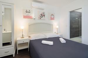 Postel nebo postele na pokoji v ubytování Villa Jolara With Heated Pool - Deluxe Apartment 8
