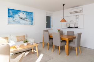 Posezení v ubytování Villa Jolara With Heated Pool - Deluxe Apartment 8