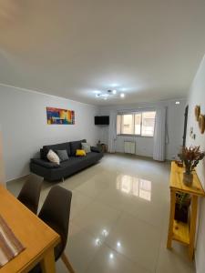 a living room with a couch and a table at Departamento espacioso en Salta in Salta