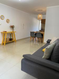 a living room with a couch and a table at Departamento espacioso en Salta in Salta