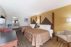Giường trong phòng chung tại Quality Inn Florida City - Gateway to the Keys +55 ảnh