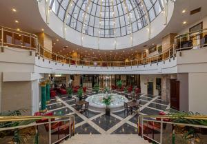 arium of a building with a fountain in the middle at Radisson Slavyanskaya Hotel & Business Center in Moscow