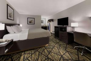 TV a/nebo společenská místnost v ubytování Quality Inn Orange Park Jacksonville