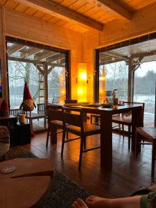 a room with a table and chairs in a cabin at Sauna House Smyczyna in Smyczyna
