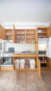 - une cuisine avec des placards en bois et un évier dans l'établissement Ferienwohnung Nexö, 85 qm, 3 Schlafzimmer N2, à Ilsenburg
