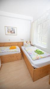 - une chambre avec 2 lits et une fenêtre dans l'établissement Ferienwohnung Nexö, 85 qm, 3 Schlafzimmer N2, à Ilsenburg