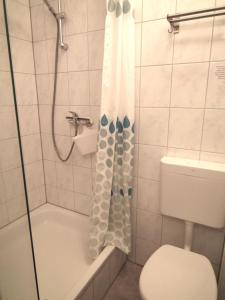 Koupelna v ubytování Reihenhaus, 50 qm, 2 Schlafzimmer + 12 fotografií