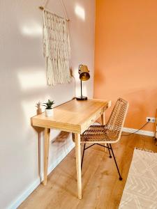 a wooden desk with a lamp and a chair at Ferienwohnung für die ganze Familie (Hunde willkommen!) in Zehdenick