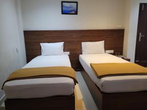 Giường trong phòng chung tại Le Malabar Hotel Near KIMS Al Shifa Hospital