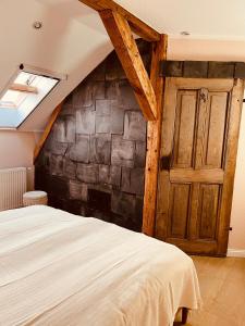 a bedroom with a bed and a stone wall at Ferienwohnung für die ganze Familie (Hunde willkommen!) in Zehdenick