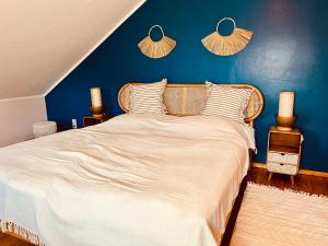 a bedroom with a large bed with a blue wall at Ferienwohnung für die ganze Familie (Hunde willkommen!) in Zehdenick