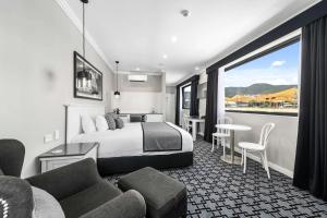 ein Hotelzimmer mit einem Bett und einem Balkon in der Unterkunft CH Boutique Hotel, Ascend Hotel Collection in Tamworth