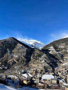 a small town on a mountain with snow on it at 5. APT encantador en Canillo. in Canillo