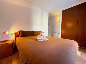 een slaapkamer met een bed met een knuffeldier erop bij 5. APT encantador en Canillo. in Canillo