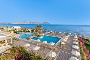 uma imagem de um resort com uma piscina e o oceano em Hydramis Palace Beach Resort em Georgioupolis