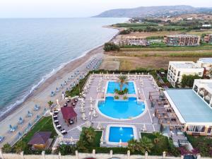 z powietrza widok na ośrodek i plażę w obiekcie Hydramis Palace Beach Resort w mieście Georgioupolis