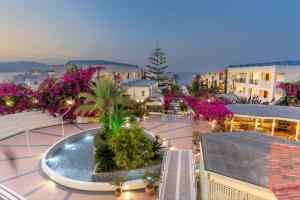 uma vista panorâmica de um resort com uma piscina em Hydramis Palace Beach Resort em Georgioupolis