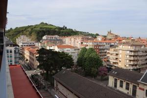 ラレードにあるApartamento Laredoの背景に建築物が立ち並ぶ街 +4枚の写真