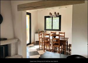a kitchen and dining room with a table and chairs at Villa Robinson Belvedere in Montauroux
