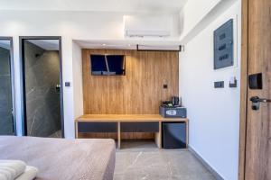 Uma TV ou centro de entretenimento em Island Sea Side Hotel - Adults Only