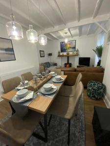 TV a/nebo společenská místnost v ubytování Family Cottage in Llandudno with Parking