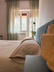 1 dormitorio con cama con almohada y ventana en RIFREDI APARTAMENT, en Florencia