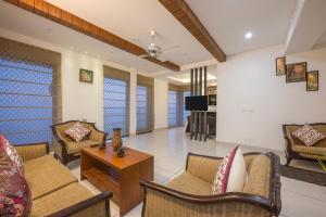Sala de estar con sofás y mesa de centro en 3BDR Cottage Kasauli by Humble stay, en Kasauli