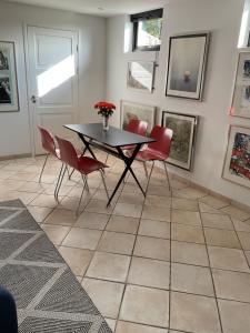 jadalnia ze stołem i czerwonymi krzesłami w obiekcie Exklusive rental of the Entire Spacious Ground Floor w mieście Sollentuna