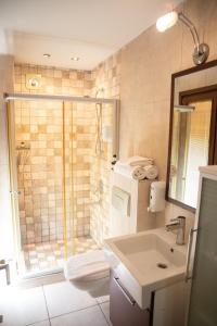 La salle de bains est pourvue d'une douche et d'un lavabo. dans l'établissement The Hera Hotels, à Istanbul