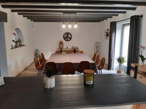 Saint-Michel-sur-Meurthe的住宿－Gîte des Sagards，一间带大桌子和椅子的用餐室