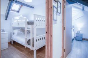 Krevet ili kreveti na kat u jedinici u objektu Cosy At The Mews - 2 Bedroom Apartment - Tenby
