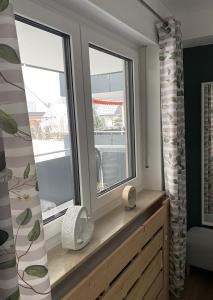 Duas janelas num quarto com uma janela de madeira em Winterberg Appartement 21116 em Winterberg