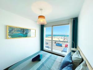 una camera con finestra affacciata sulla spiaggia di Calypso face à la mer - Plages et port a Marsiglia