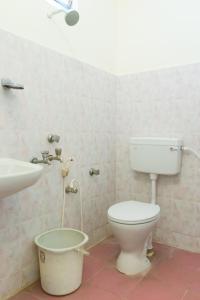 een badkamer met een toilet en een wastafel bij KRR Grand inn in Coimbatore