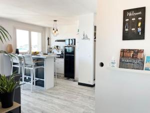 una cucina con frigorifero nero e tavolo di Calypso face à la mer - Plages et port a Marsiglia