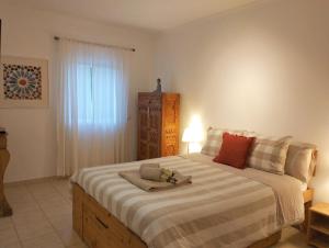 Un dormitorio con una cama grande con una toalla encima. en VILLA ANDORINHA with Private Pool in a quiet area, en Aljezur
