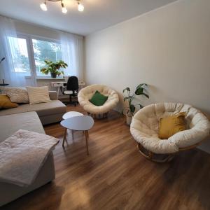 - un salon avec deux chaises et un canapé dans l'établissement LASNA Place, à Iru