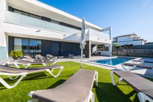 a villa with a swimming pool and lawnitures at Villa Aboim - BY BEDZY in Guia