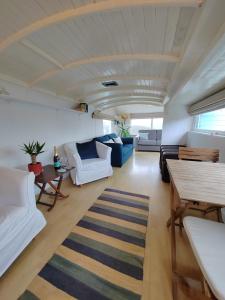 Khu vực ghế ngồi tại Unique coastal detached property