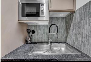 A kitchen or kitchenette at flat1, 417 Fulham