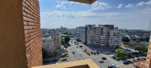einen Luftblick auf eine Stadtstraße mit Gebäuden in der Unterkunft Apartament Silvia in Mangalia
