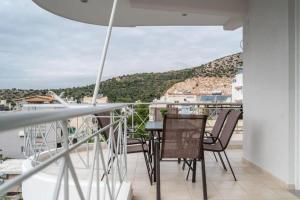 un balcón con mesa y sillas en un barco en Breathtaking view apartment in Glyfada (AS_D1), en Atenas